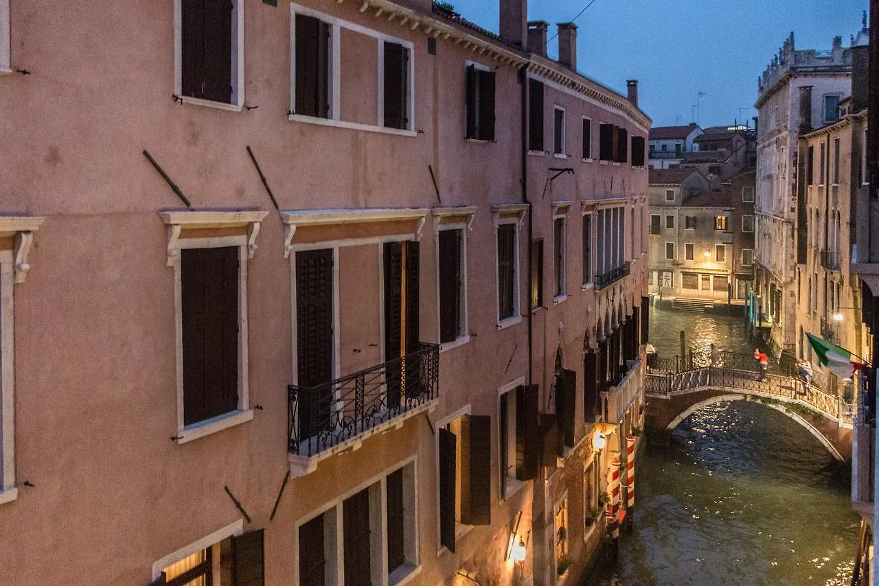 Rialto Bridge Large Venetian Style With Lift Apartment